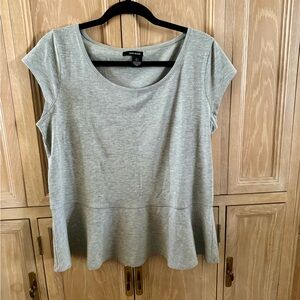 DKNY Jeans Gray Top – Stylish & Versatile!